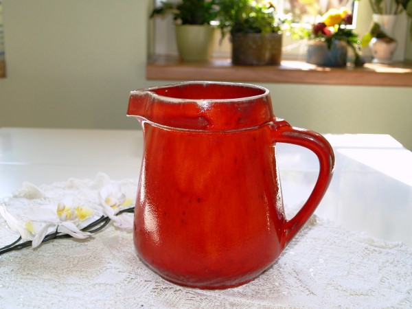 roter Milchkrug Keramik großer Krug aus der Töpferei