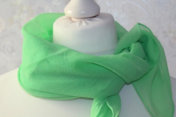 Schal aus Seiden Chiffon grün uni Handarbeit