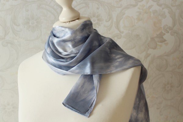 schmaler hellblauer Schal aus Seide Seidenschal Handarbeit