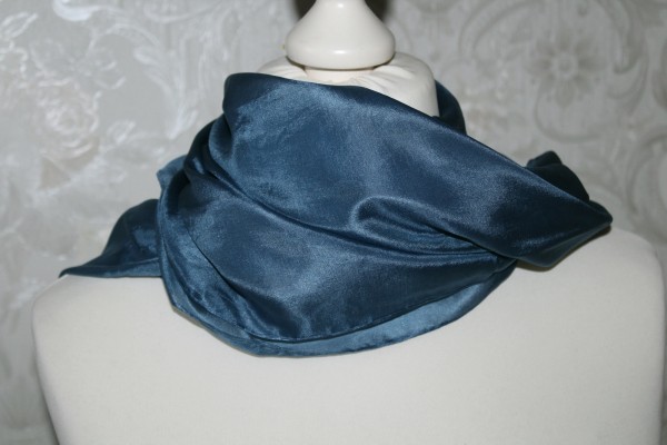 blaues Tuch oder blauer Schal aus Seide viele Größen