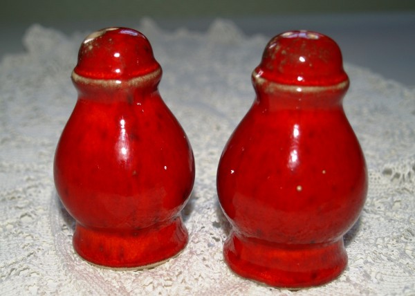 Pfeffer - & Salzstreuer aus Keramik Mohn rot