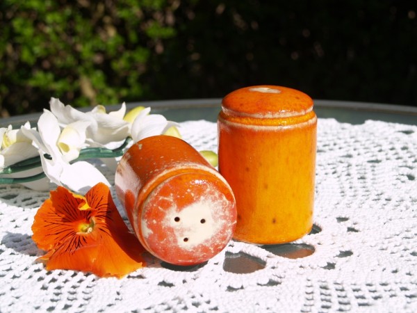 Pfeffer - & Salzstreuer Set aus Keramik orange