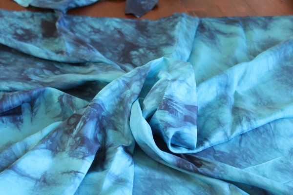 blauer Seidenstoff handgefärbt Batik Stoff Seide 90 x 90 cm