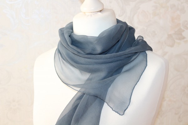 blau grauer Schal aus Seiden Chiffon Handarbeit