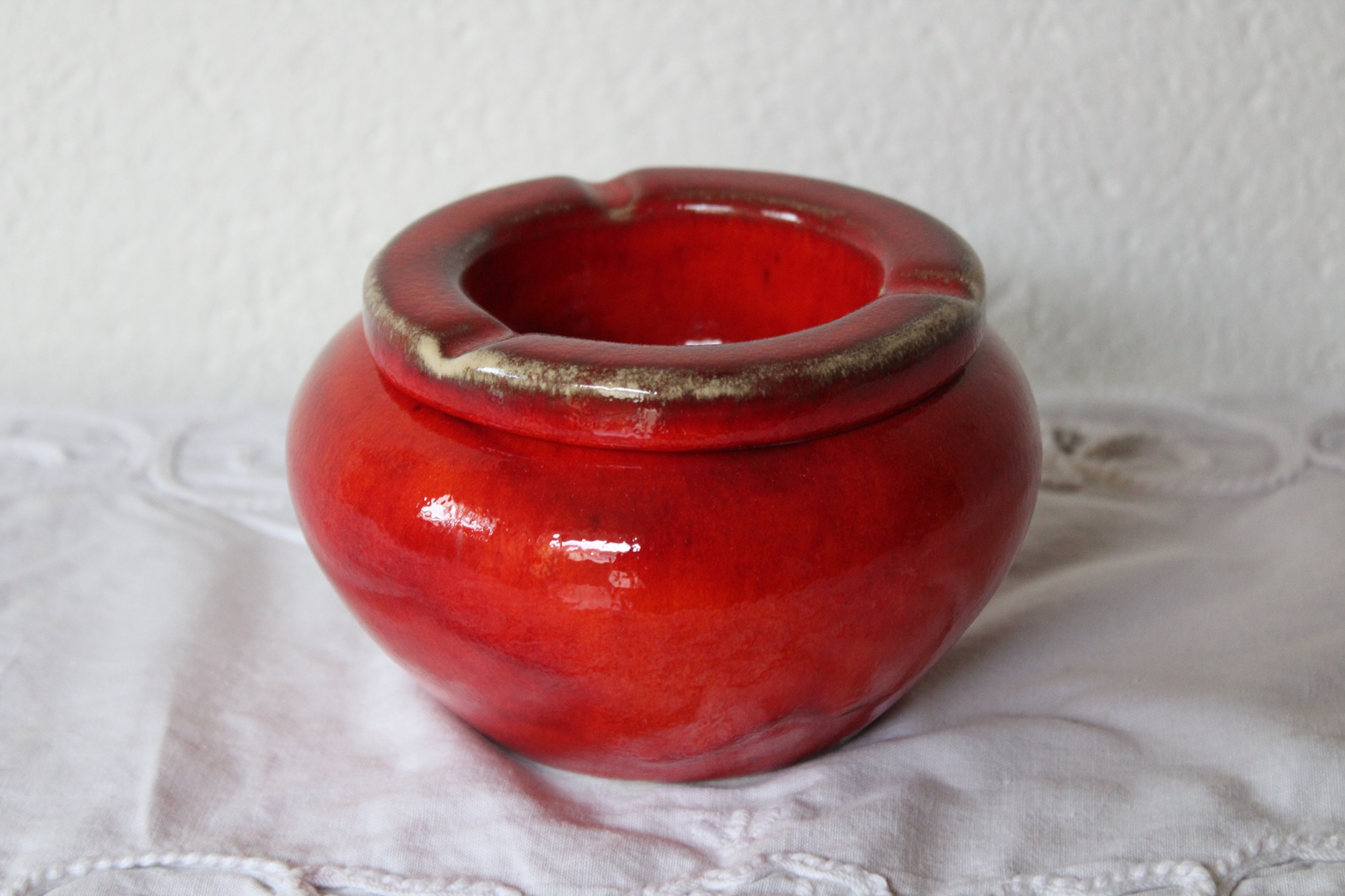 roter Aschenbecher getöpfert Sturmaschenbecher aus Keramik