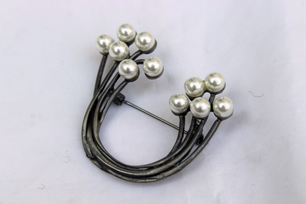 Brosche Edelstahl mit Perlen moderner Schmuck