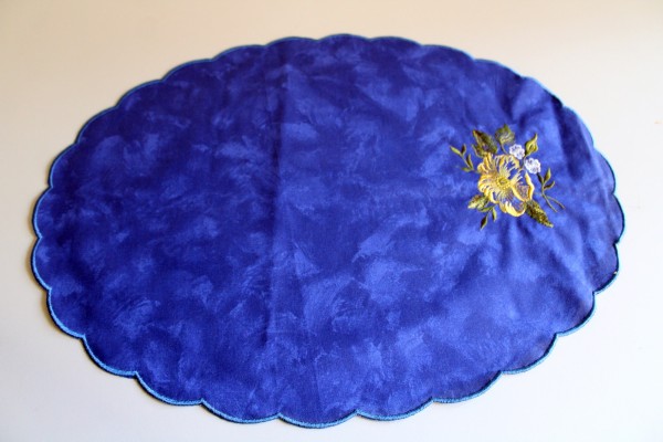 blaues ovales Deckchen bestickt Platzdeckchen 48 x 36 cm