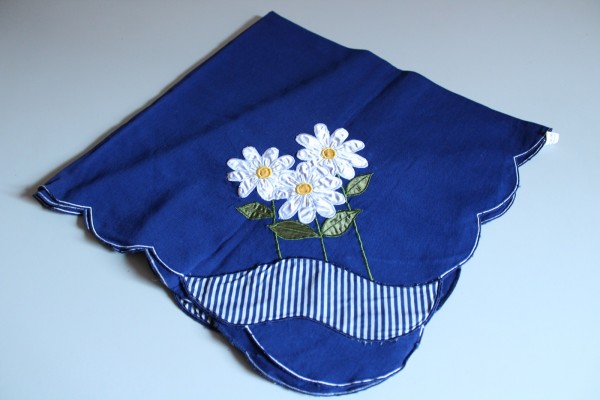 blaue Tischdecke mit weißen Blumen 85 x 85 cm