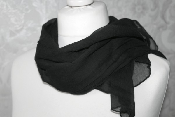 schwarzer Schal aus Seiden Chiffon uni Handarbeit