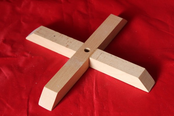 Ständer aus Holz Kreuz zur Weiterverarbeitung