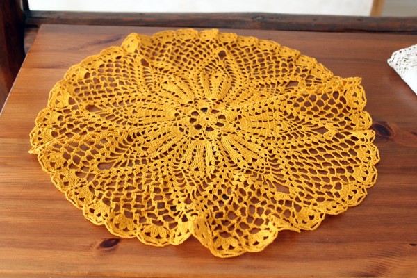 großes Häkeldeckchen senfgelb Zierdeckchen Deckchen Handarbeit