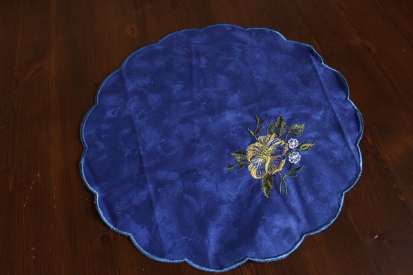 blaues Deckchen bestickt Platzdeckchen 35 cm