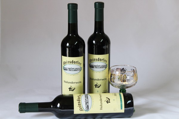 Holunderwein hausgemachter Wein aus Holunder