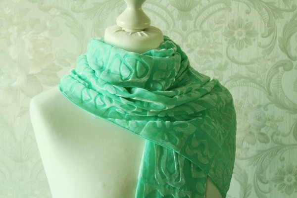 grüner Schal aus Samt und Chiffon Seide Handarbeit Unikat